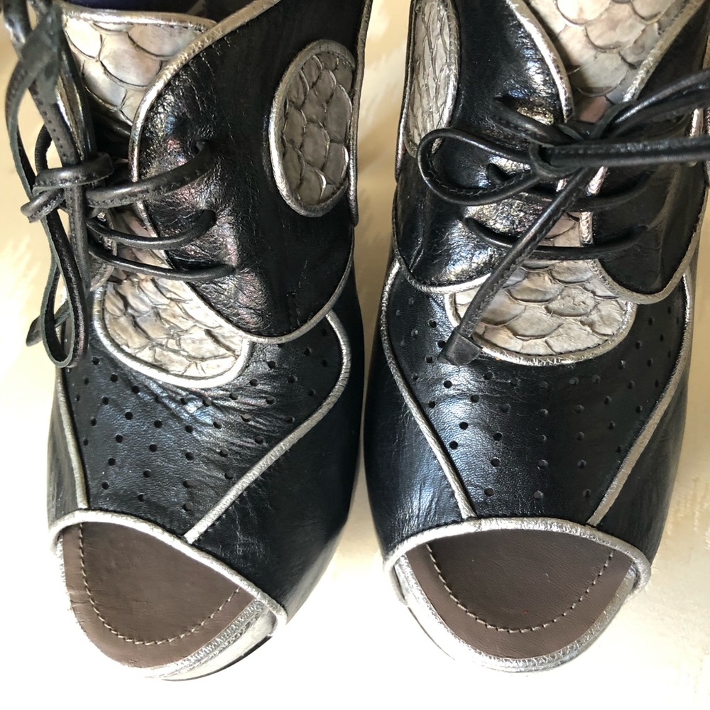 $1195 NWOT BEHNAZ KANANI Leather Plateau Peep Toe